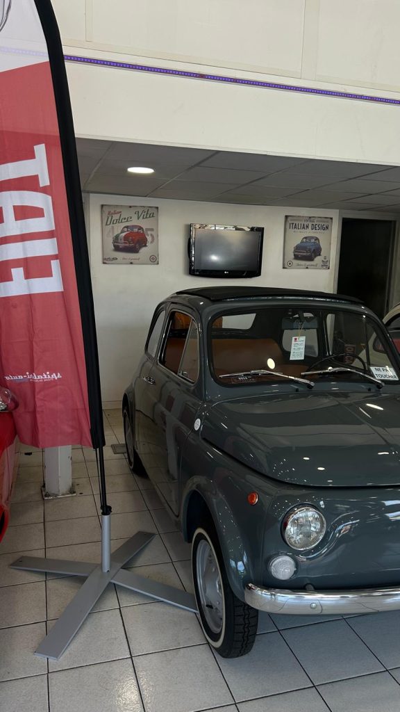 Fiat 500 R grise avec drapeau Fiat