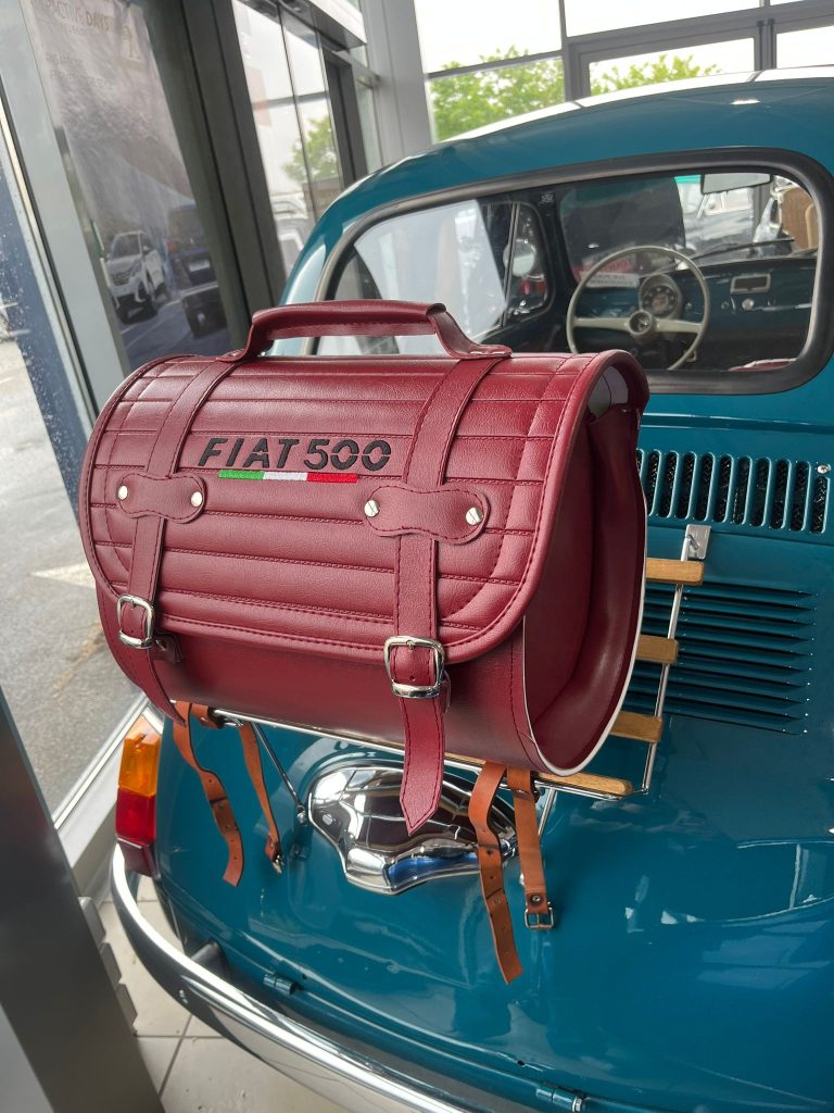 Fiat 500 turchese avec sac en cuir bordeaux